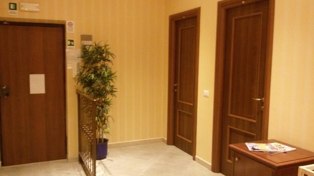 Mrs Julie Guesthouse Рим Экстерьер фото